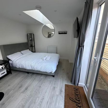 Whitsun Studio - Brand New Listing! Bristol Exterior photo